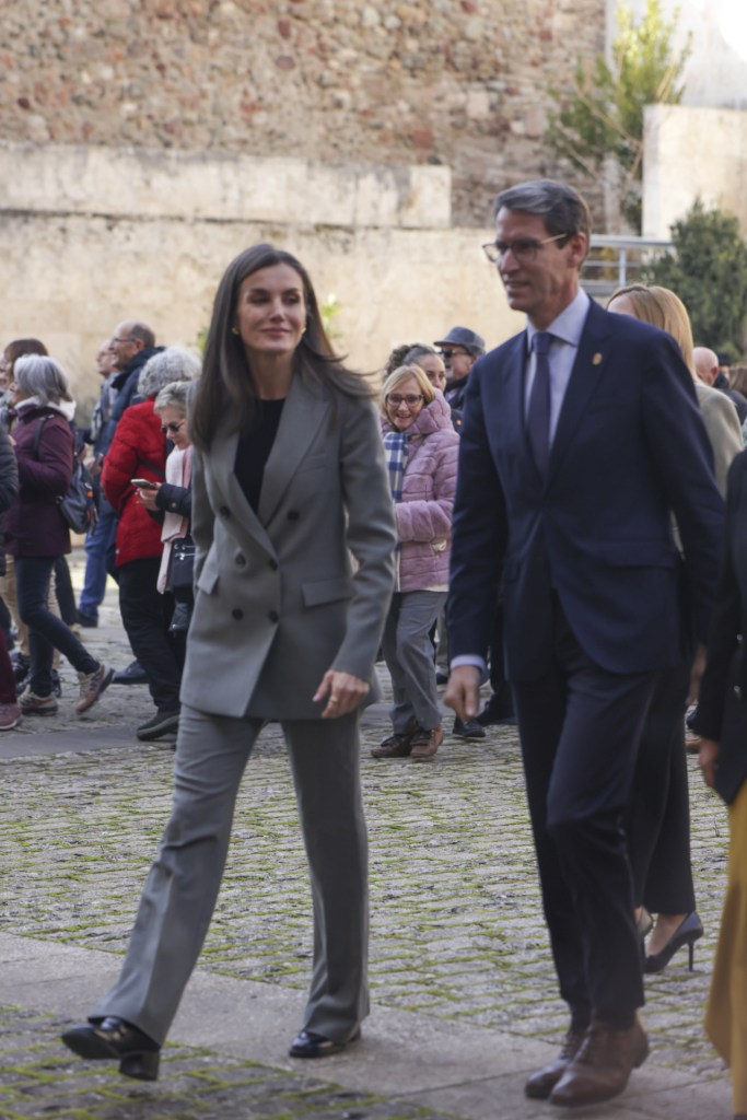El conjunto de traje gris de la reina Letizia de Mango