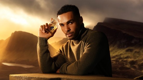 Lucien Laviscount, embajador de Old Fashioned - Cortesía de Kilian Paris.