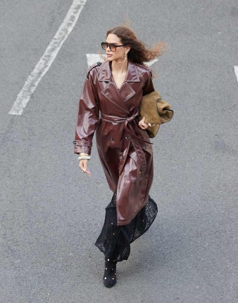 Gabardina burdeos con solapas de corte depurado de tejido efecto cuero de ASOS DESIGN