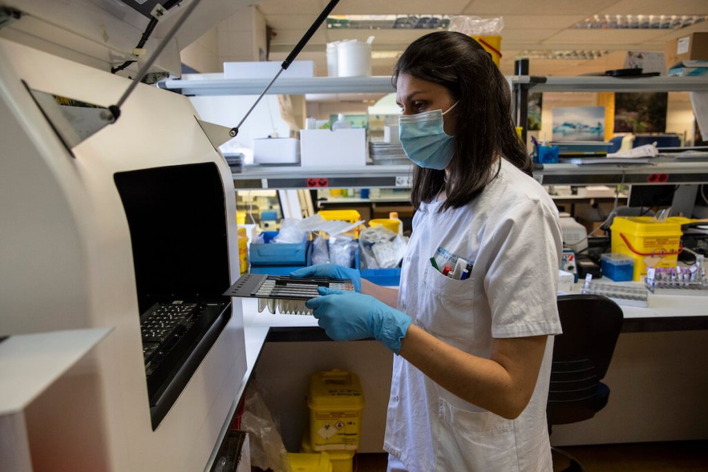 Un técnico de laboratorio médico coloca muestras sospechosas de viruela del mono dentro de un extractor automático de ácido nucleico antes de realizarles una prueba de PCR en el laboratorio de microbiología del Hospital La Paz el 6 de junio de 2022 en Madrid, España