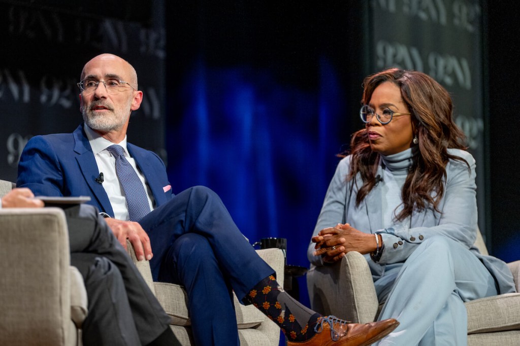 Oprah Winfrey y Arthur C. Brooks In Conversation With George Stephanopoulos: Build The Life You Want en "Build The Life You Want" - Roy Rochlin/Getty Images)