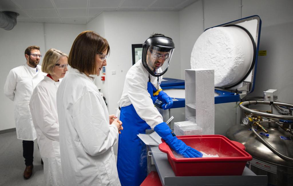 La Ministra de Hacienda del Reino Unido, Rachel Reeves (adelante, izq.) observa el almacenamiento de un producto de terapia celular en un laboratorio de nitrógeno líquido durante una visita a las nuevas oficinas de la empresa de biotecnología Quell Therapeutics, el 13 de noviembre de 2024 en Londres, Inglaterra.