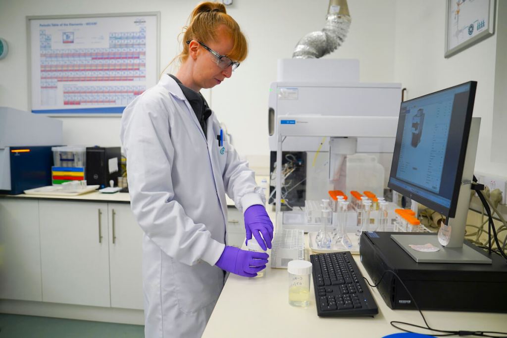 Un miembro del personal de Cornish Lithium inspecciona muestras en el laboratorio de la nueva planta de demostración de hidróxido de litio el 11 de noviembre de 2024 en St Austell, Cornwall, Inglaterra.