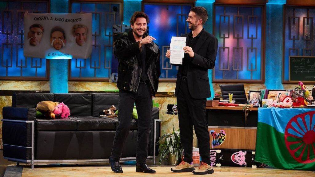 Manuel Carrasco en "La Revuelta" con una chaqueta de cuero con flecos XXL - RTVE