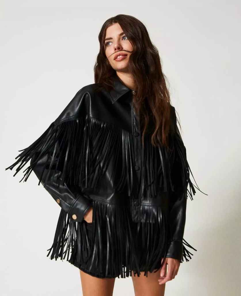 Chaqueta de la colección Actitude efecto piel con filas de flecos, cuello camisero, cierre de botones automáticos forrados y mangas largas con puño.
