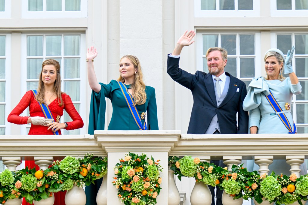 Los reyes de Países Bajos y sus hijas Amalia y Alexia