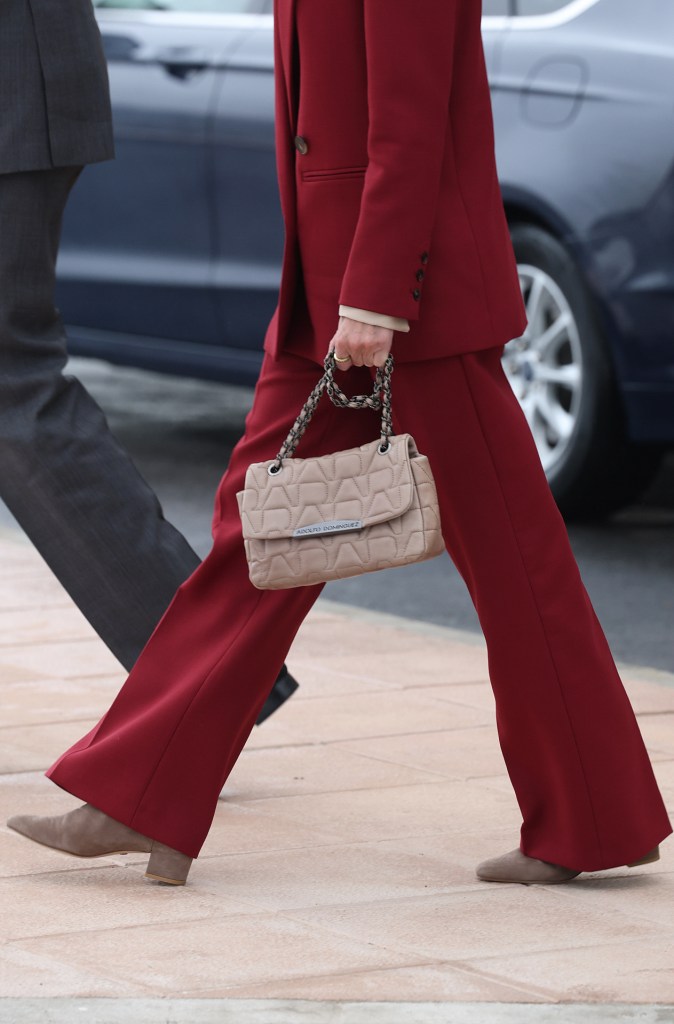 El bolso de Adolfo Domínguez de más de 10 años de la reina