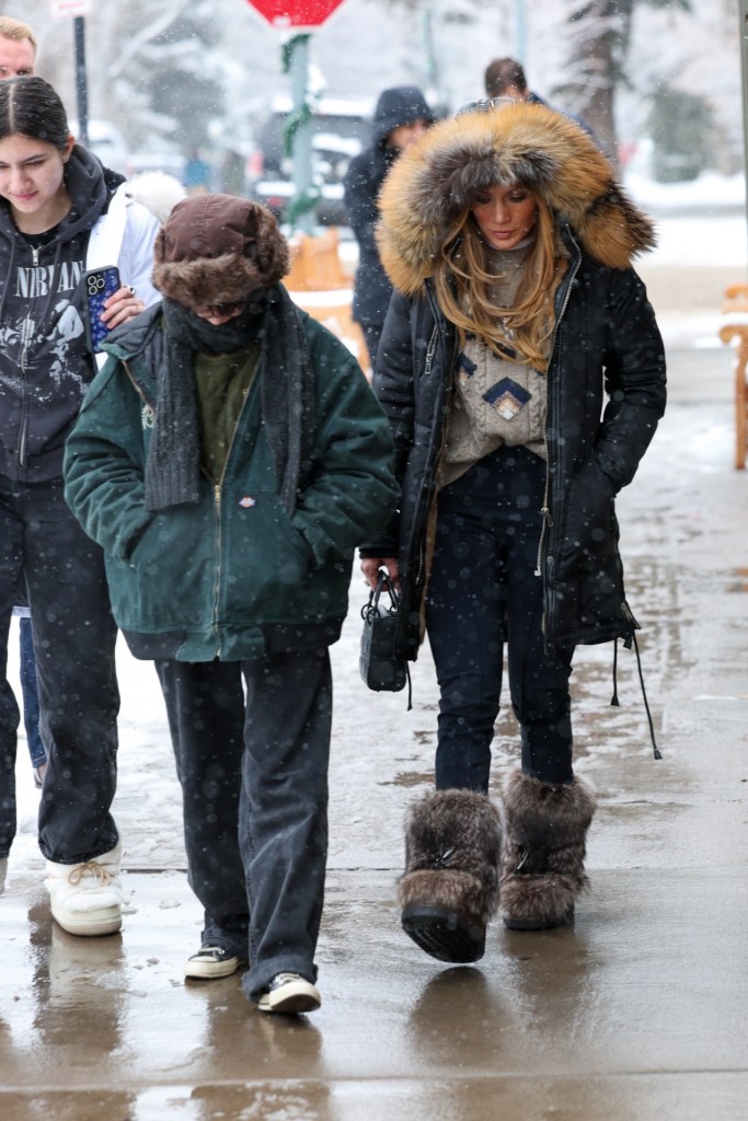 El look de Jennifer López con botas de pelo y bolso de Dior en Aspen