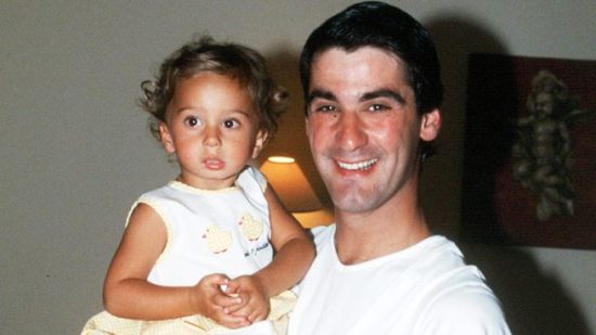 Andrea Janeiro con su padre, cuando era pequeña