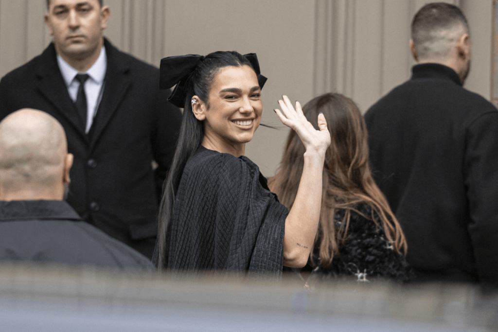 Dua Lipa con un lazo XXL en el pelo a las puertas del último desfile de Chanel - GTRES