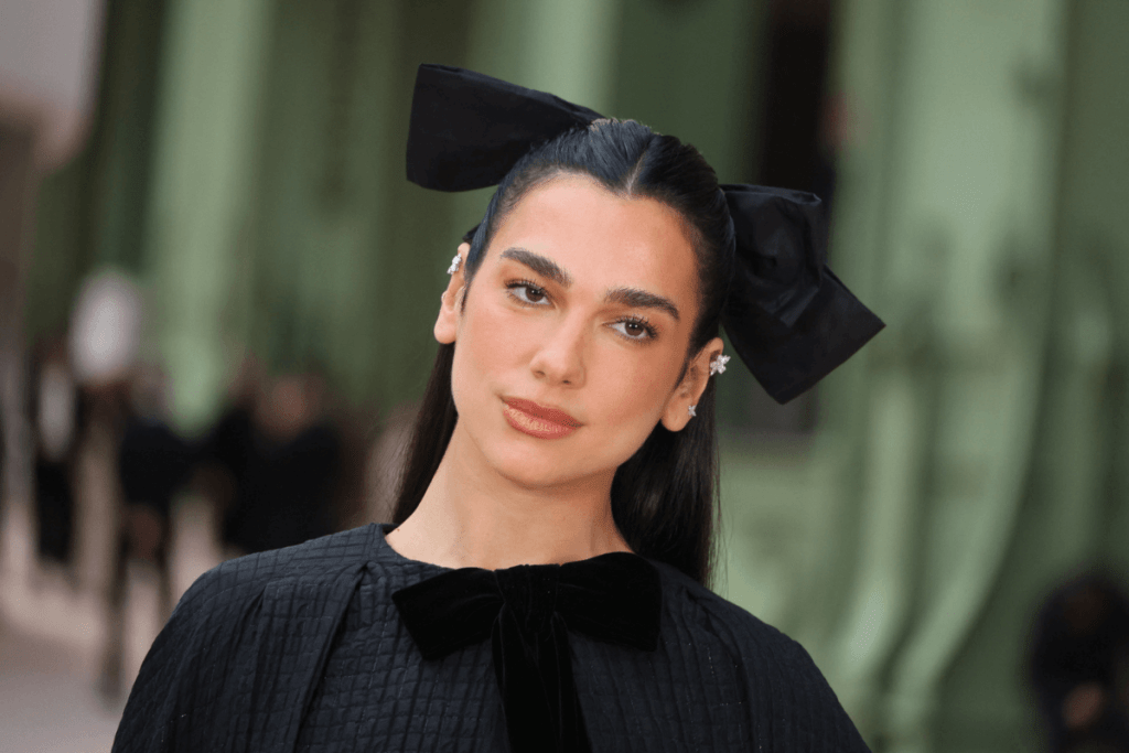 Dua Lipa con un lazo XXL en el pelo a las puertas del último desfile de Chanel - GTRES