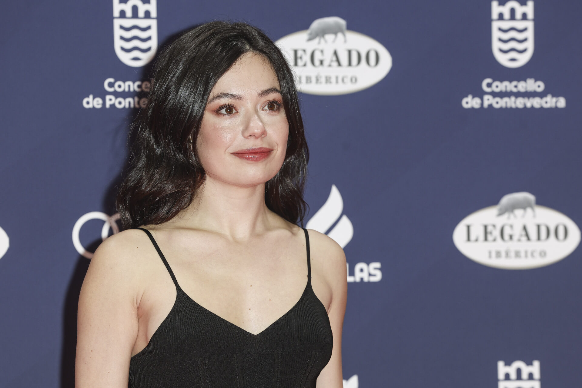 Anna Castillo en la alfombra roja de los Premios Feroz 2025. Su falda de crochet negro y maquillaje fresco la convirtieron en una de las mejor vestidas de la noche.