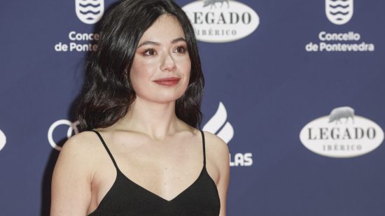 Anna Castillo en la alfombra roja de los Premios Feroz 2025. Su falda de crochet negro y maquillaje fresco la convirtieron en una de las mejor vestidas de la noche.