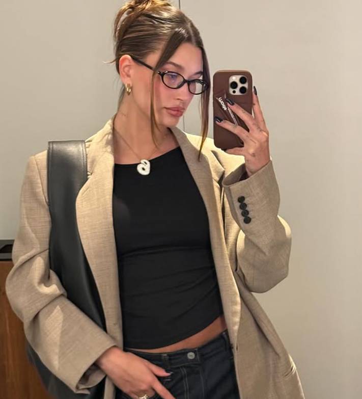 Hailey Bieber con gafas ovaladas - Imagen: Instagram Hailey Bieber