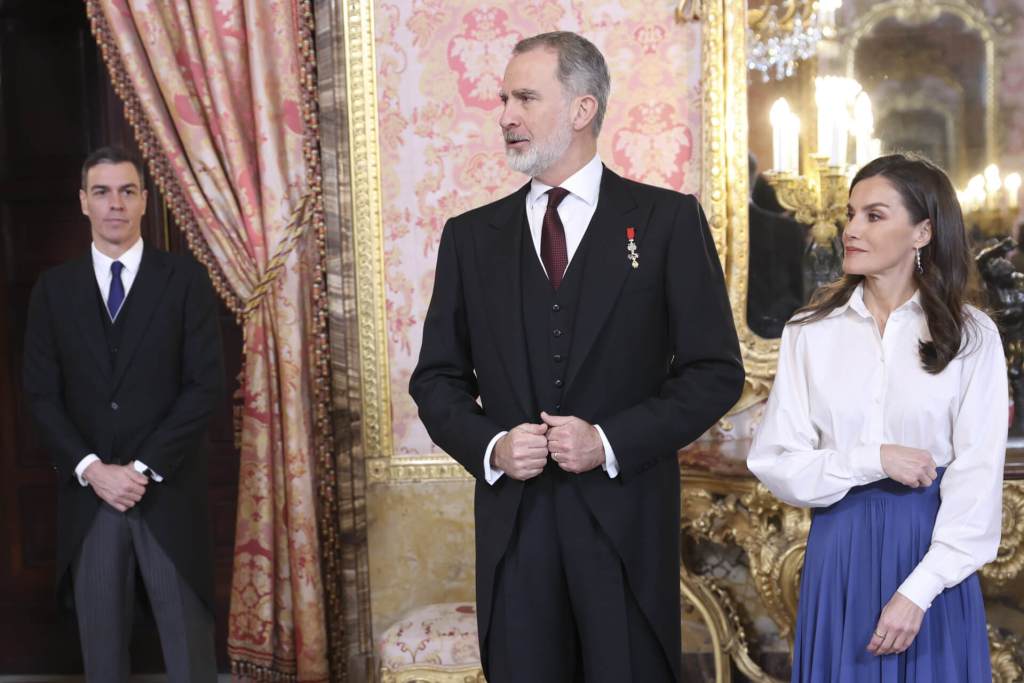 look-bautizo-comunion-reina-letizia-camisa-blanca-falda-larga