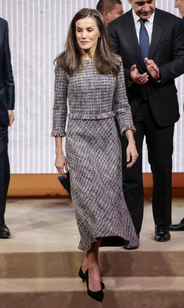 reina-letizia-look-vestido-tweed-zapatos-comodos