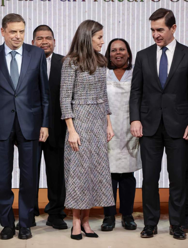 reina-letizia-look-vestido-tweed-zapatos-comodos