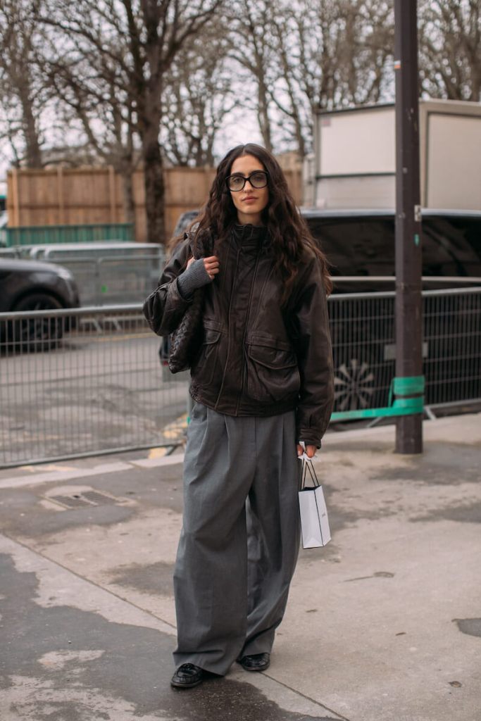 pantalon-gris-fondo-armario