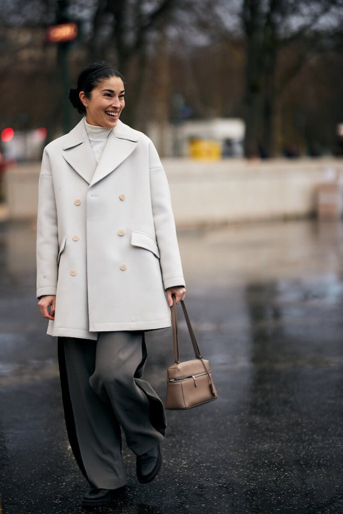 pantalon-gris-fondo-armario