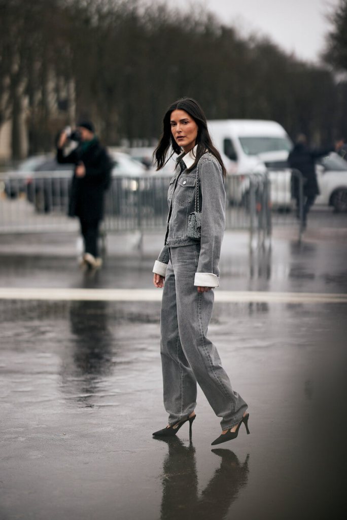 pantalon-gris-fondo-armario