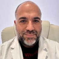 Vicente Manuel Leis Licenciado en Medicina y Cirugía en la Universidade de Santiago de Compostela, y especialista en Dermatología Médico-Quirúrgica y Venereología