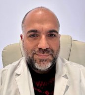 Vicente Manuel Leis Licenciado en Medicina y Cirugía en la Universidade de Santiago de Compostela, y especialista en Dermatología Médico-Quirúrgica y Venereología