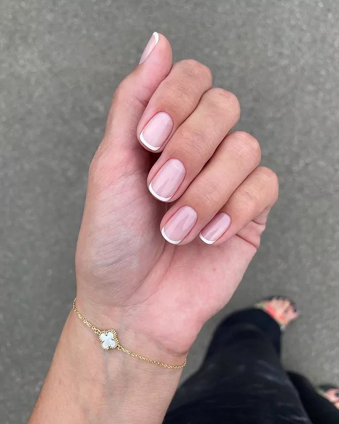 Manicura francesa clásica - @emmajacksonnailartist