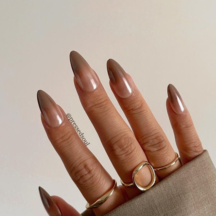 Las Smokey nails con la técnica ombré - @pressedsoul