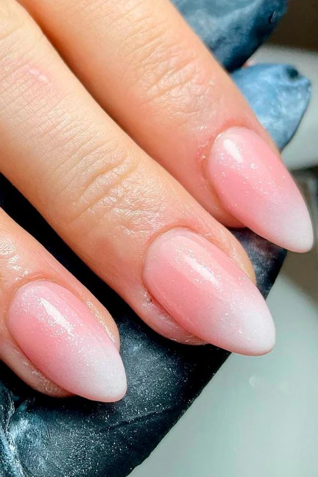 Manicura ombré con purpurina - @quartz.hq