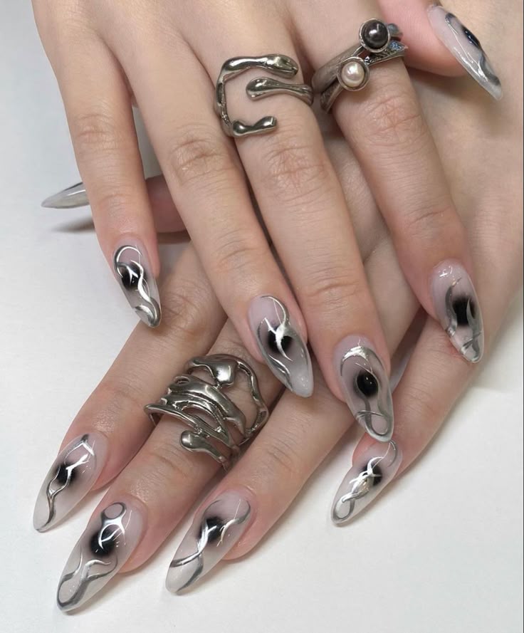 Las Smokey nails con detalles metálicos - Pinterest