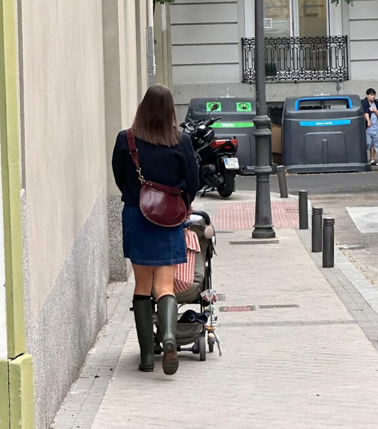 Street Style Madrid bolso galleta de la suerte - Imagen: Instagram Madrilenians