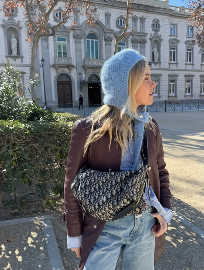 Balaclava azul bebé. Color tendencia en Madrid - Imagen: Instagram @monicanoz