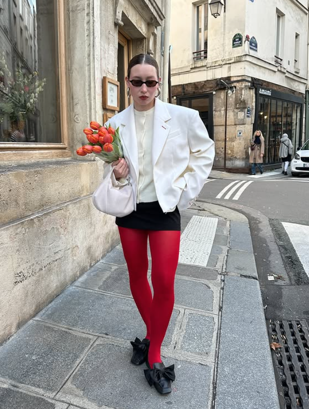 Medias rojas. Complemento tendencia en Madrid - Imagen: Instagram @volgaleoni