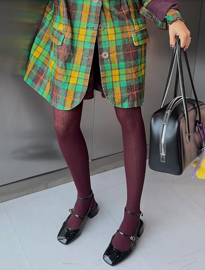 Medias con bordados. Complemento tendencia en Madrid - Imagen: Instagram @lucia.avedano
