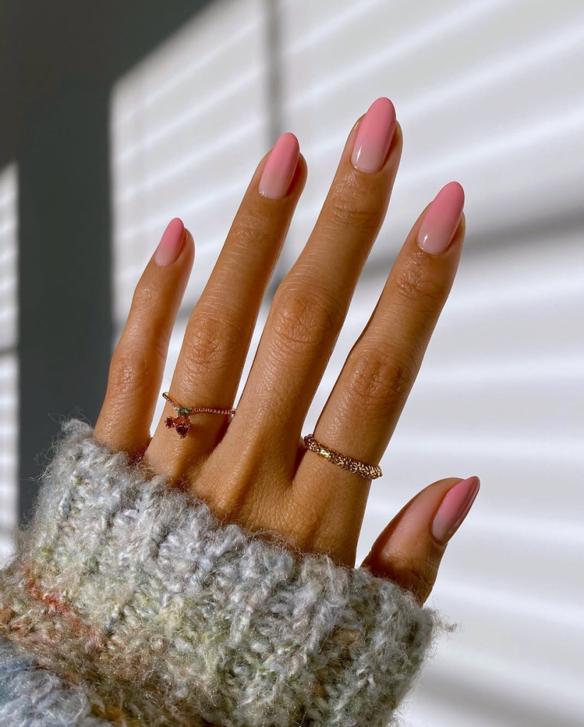 La tendencia más popular en manicuras este 2025 son las uñas ombré - @overglowedit