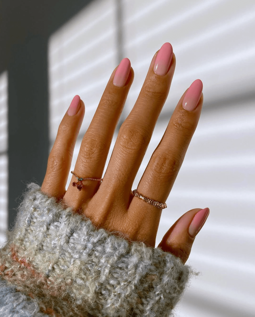 La tendencia más popular en manicuras este 2025 son las uñas ombré - @overglowedit
