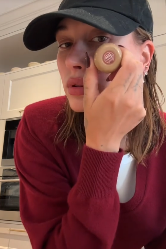Hailey Bieber con la tendencia de manicura Mon Chéri - @haileybieber