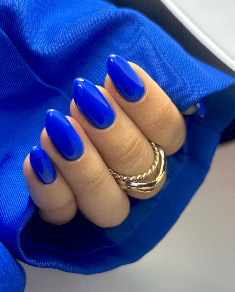 Uñas azul cobalto con una longitud más larga - @pinkmask_uy