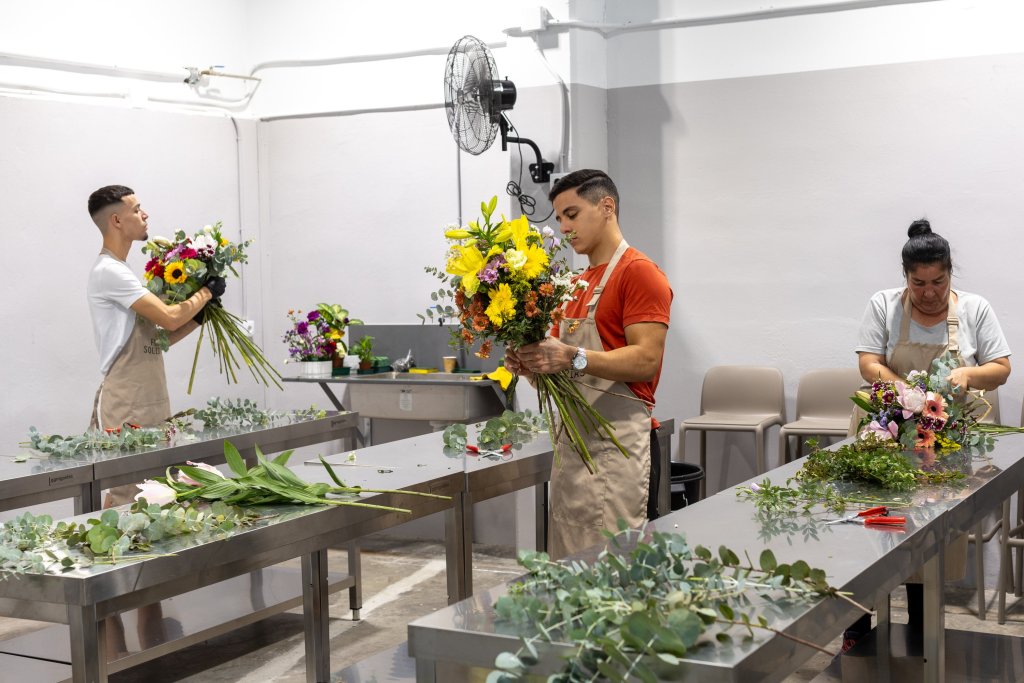 Regalo de San Valentín. Preparación de ramos de flores - Imagen. Flores Solidarias