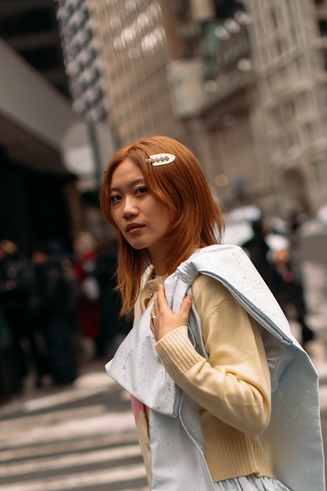 Street style New York horquillas en el peinado-