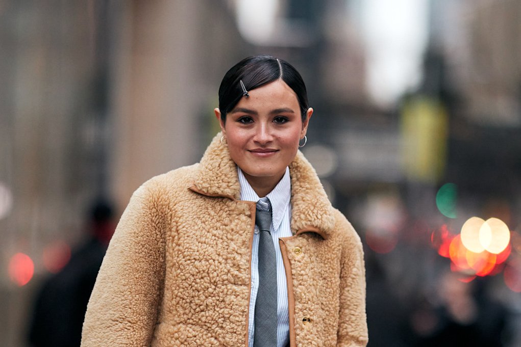 Street style New York horquillas en el peinado