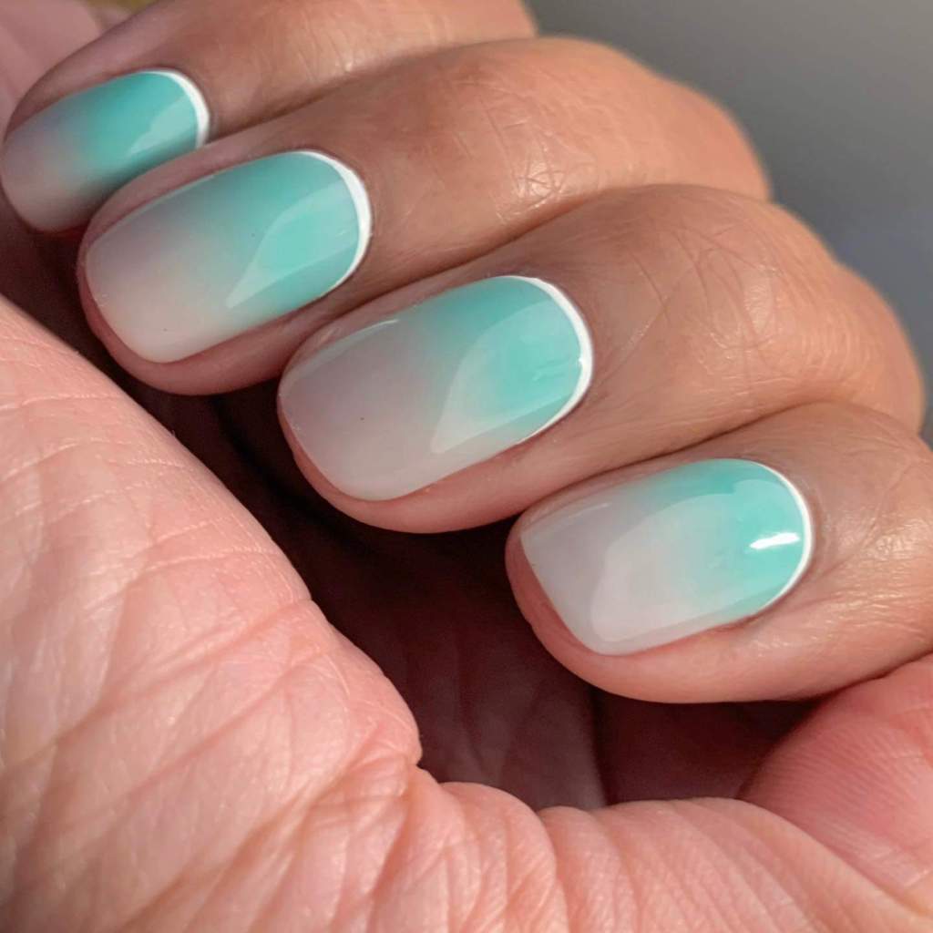 Manicura ombré realizada de forma inversa - @manicurebychristina