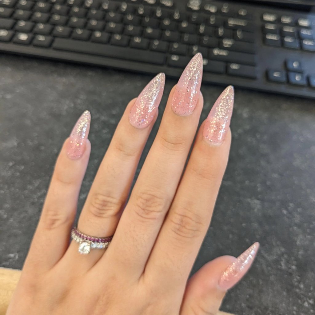 Manicura stiletto con purpurina