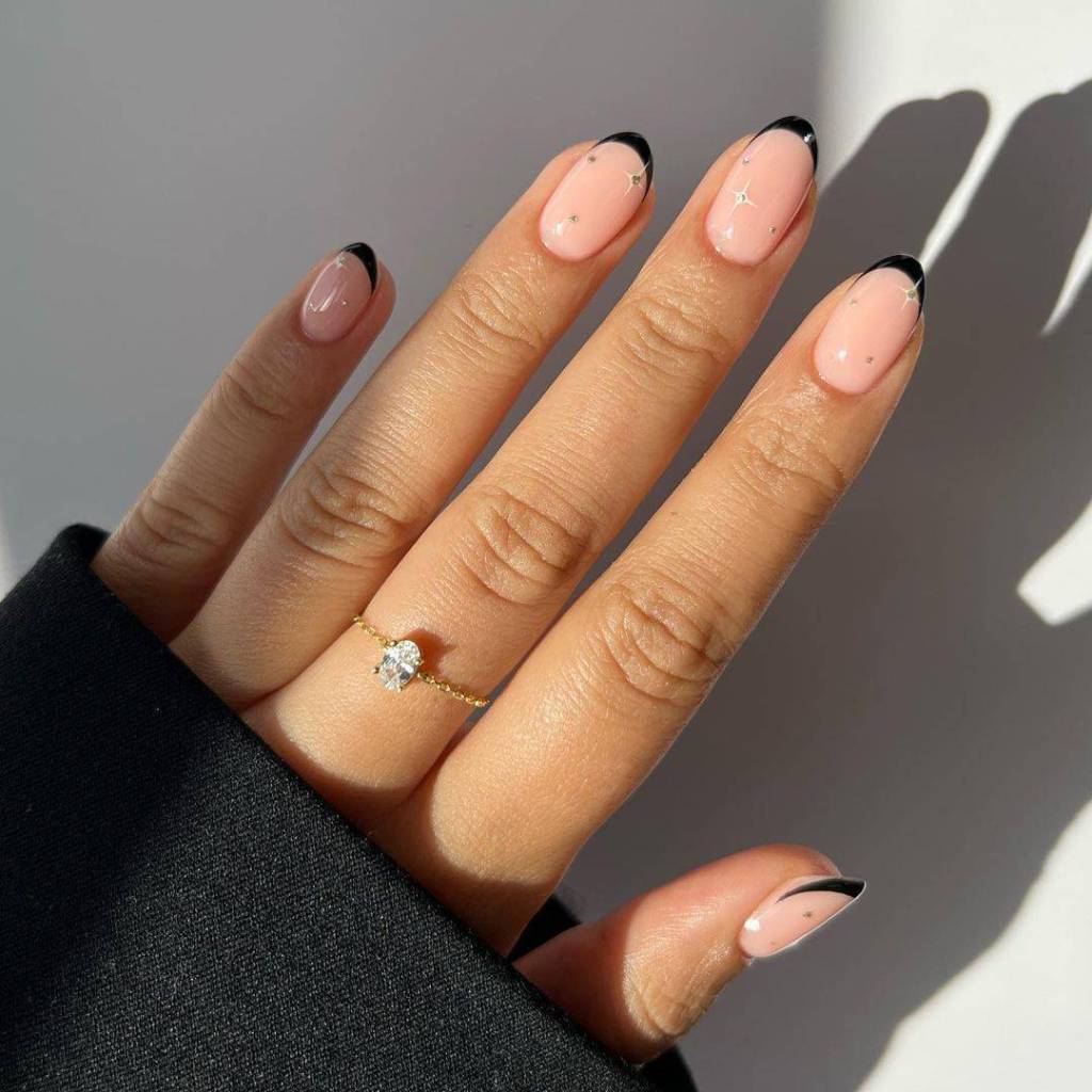 Manicura francesa con detalles de dibujos - @nailsbyravi_