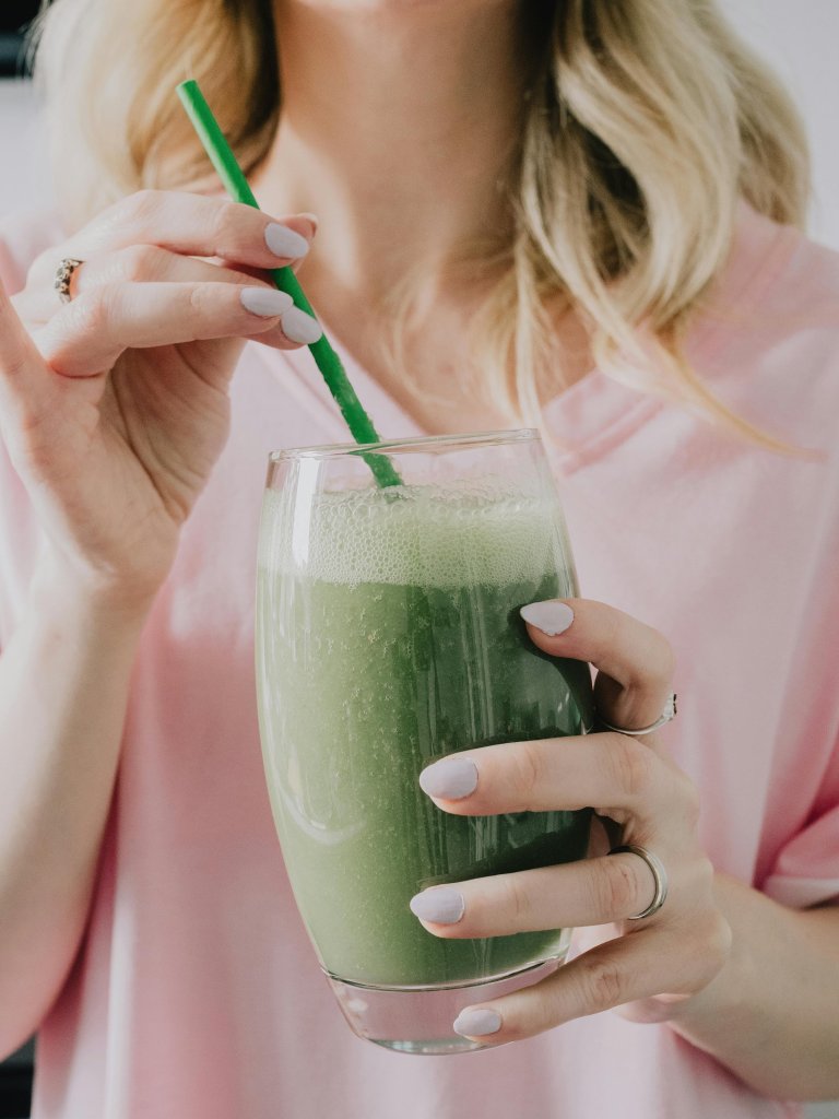 Mujer zumo espirulina- Pexels