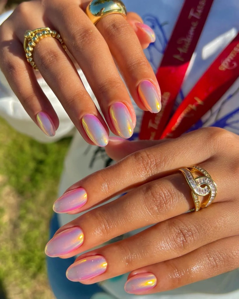 La manicura cromada se puede llevar en cualquier color - @gelpolish_bar