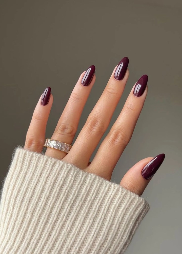 La manicura Grandmacore es tendencia en 2025 - @nailsbyalsn