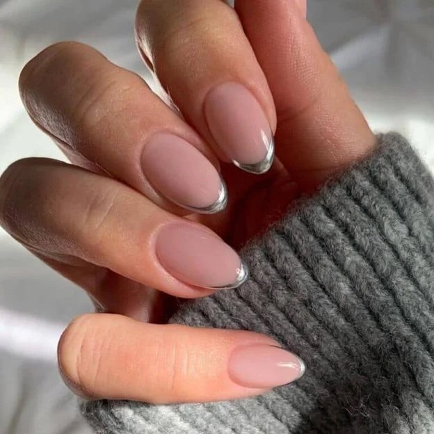 Manicura francesa plateada - @gel.bymegan