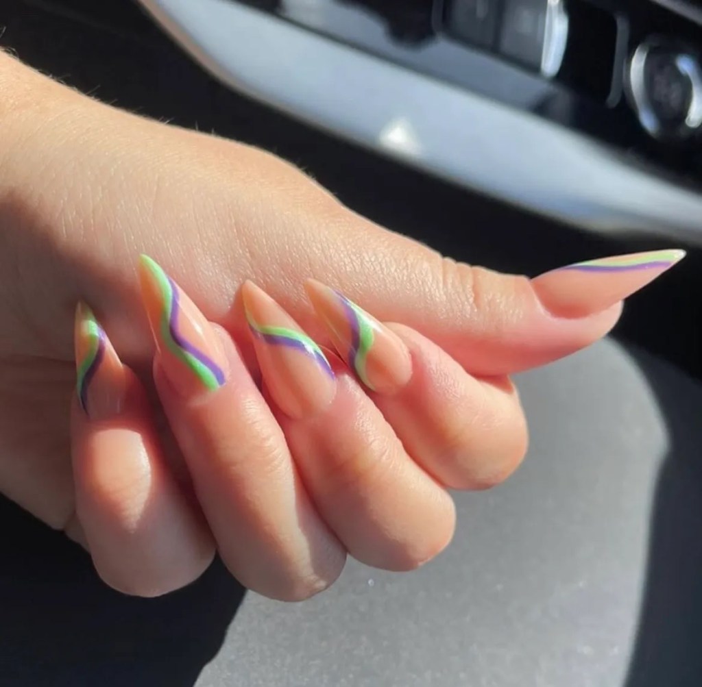 Uñas stiletto con mail art - @rossinails_