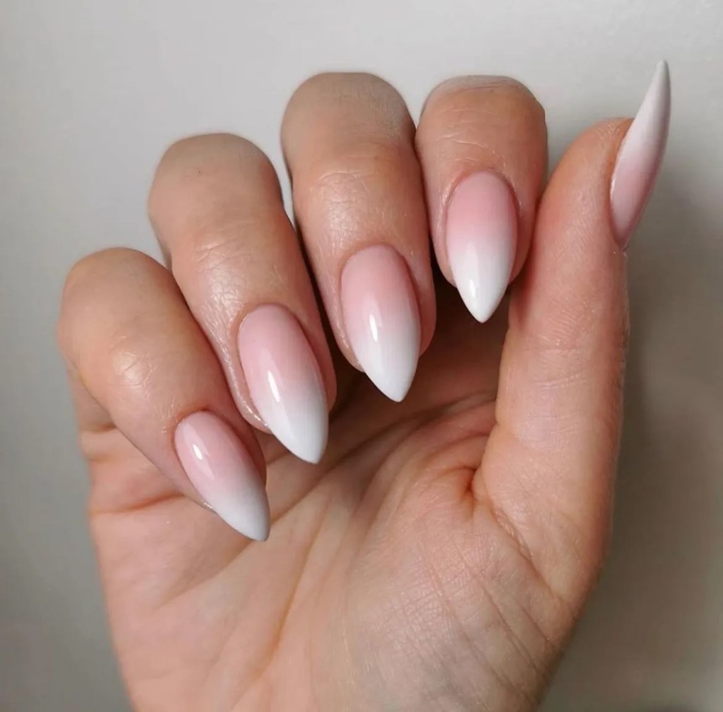Uñas estilo baby boomer - @nailsbymei